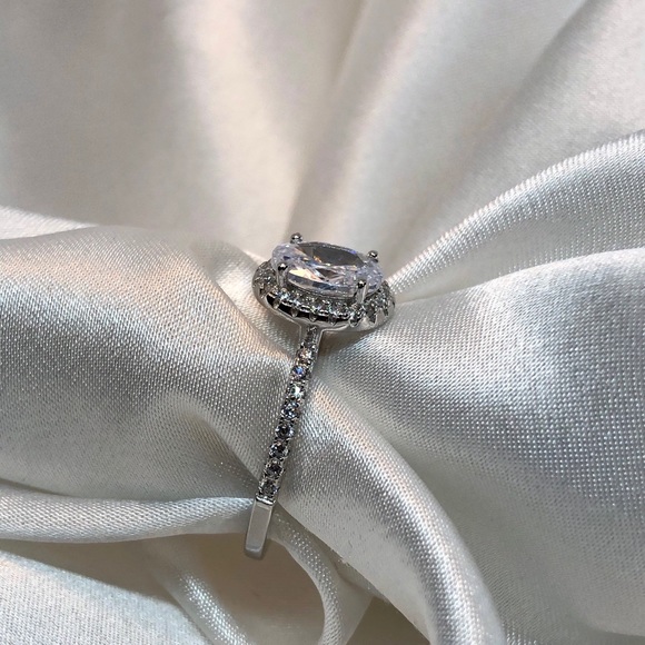 JUST ARRIVED🔥| 925SS Oval Halo CZ Engagement Ring - Picture 6 of 7